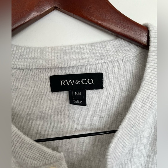 RW&CO. Gray V-Neck Sweater with Ribbed Cuffs size medium - Picture 3 of 6